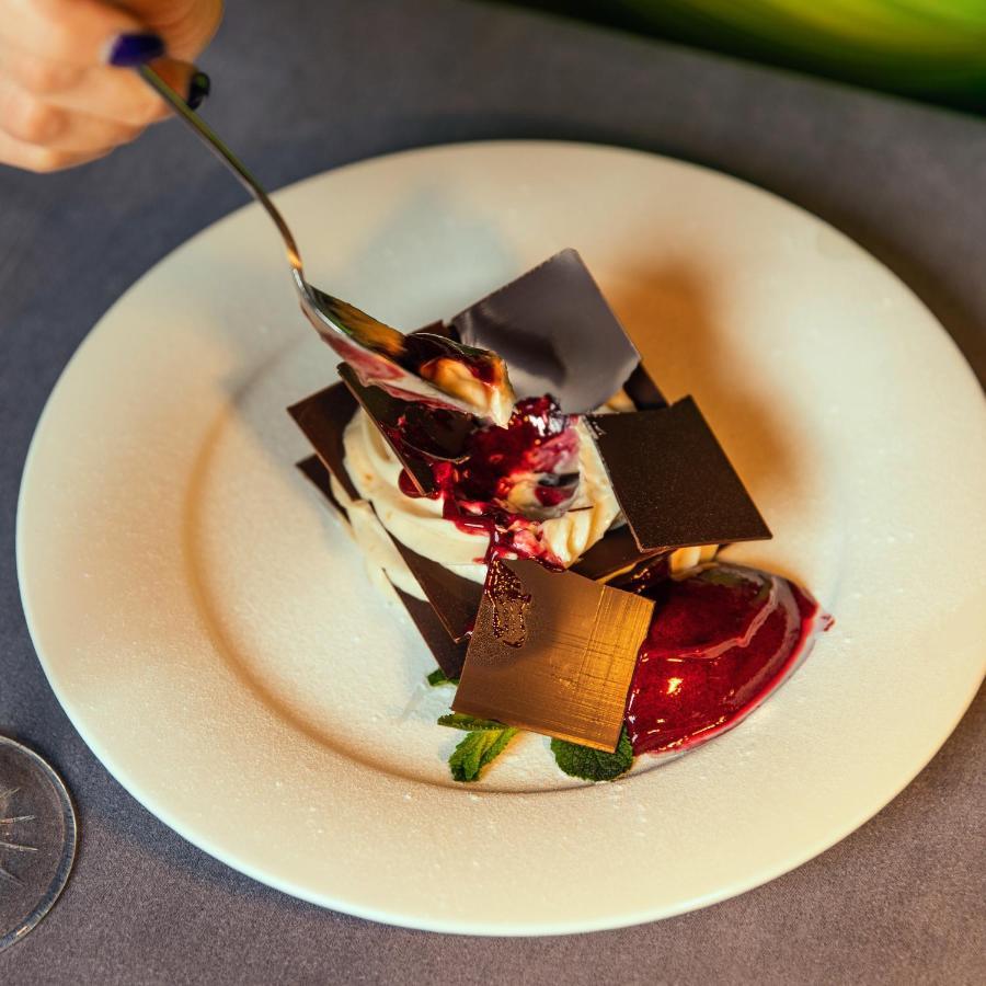 Hotel Pupin Novi Sad Exterior foto A chocolate dessert